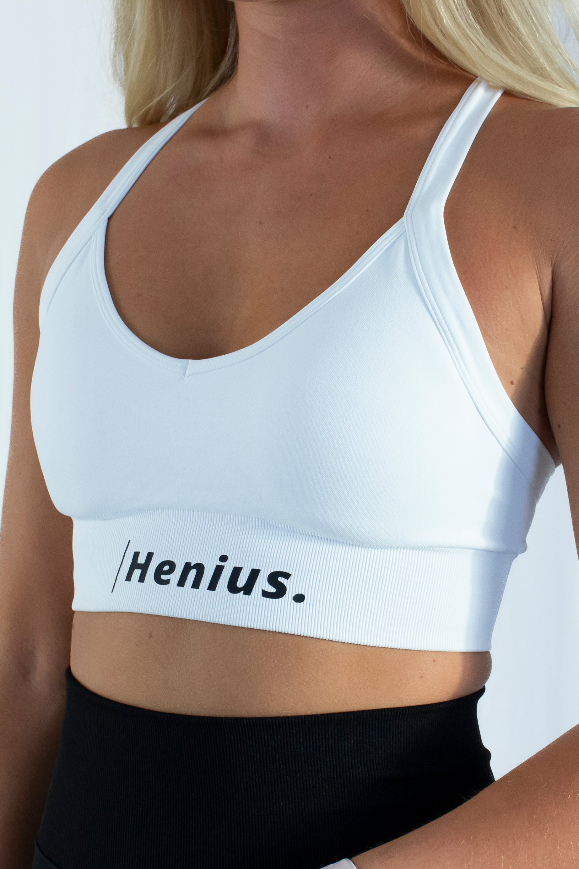 Black Sports Bra With Crossover Straps - Henius – Henius Official